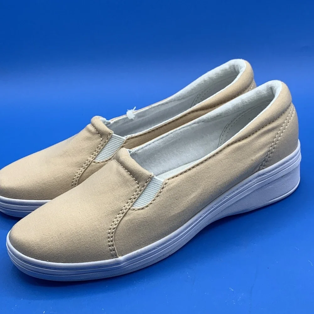 Grasshoppers Women's Comfort Shoes Low Heel Slip On Beige Casual - Size 5.5